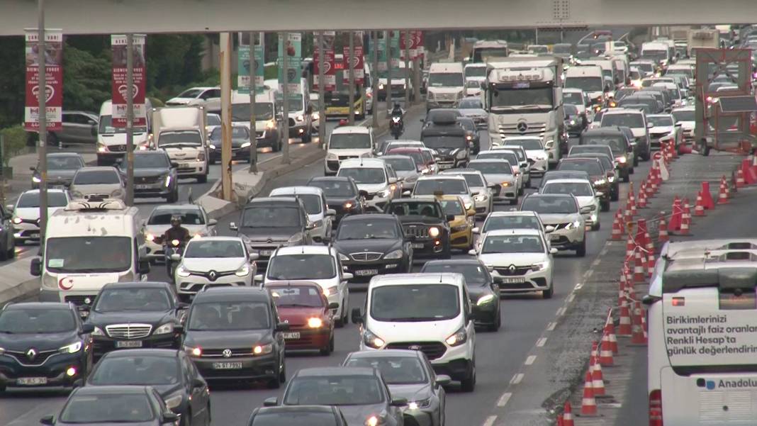 Okullarda uyum haftası başladı: İstanbul'da trafik felç oldu 9